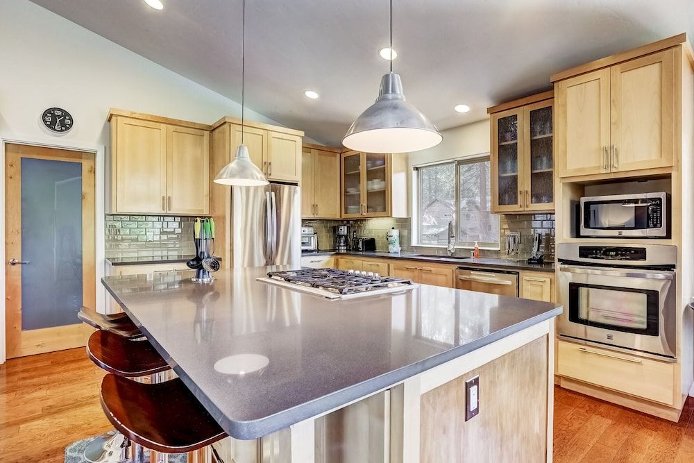 Contemporary Tahoe Cabin House, Multiple Beds, Balcony, Mountain View 14