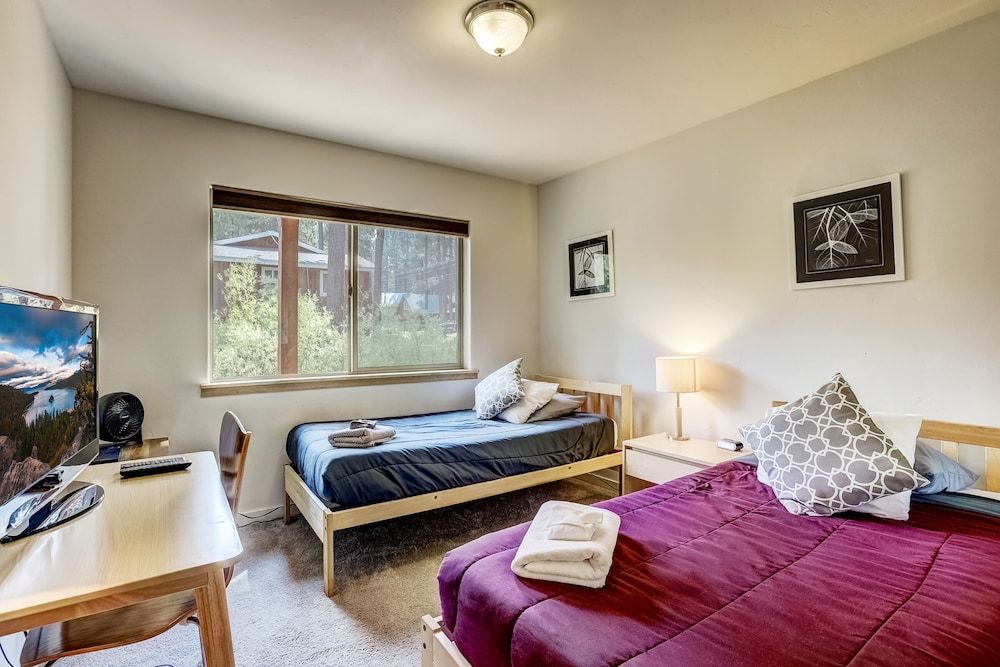 Contemporary Tahoe Cabin House, Multiple Beds, Balcony, Mountain View 5