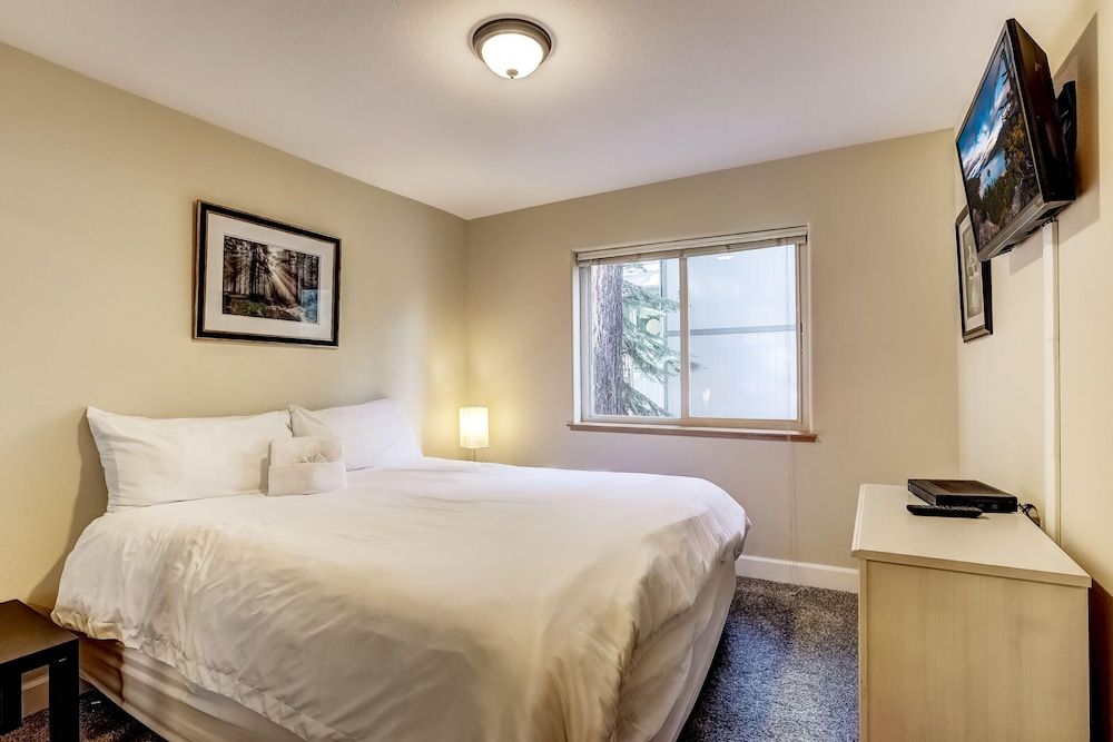 Nestled Pines Retreat Hot Tub, Pool Tahoe, Foosball, +more! House, Multiple Beds, Hot Tub, Mountain View (Nestled Pines Retreat) 12