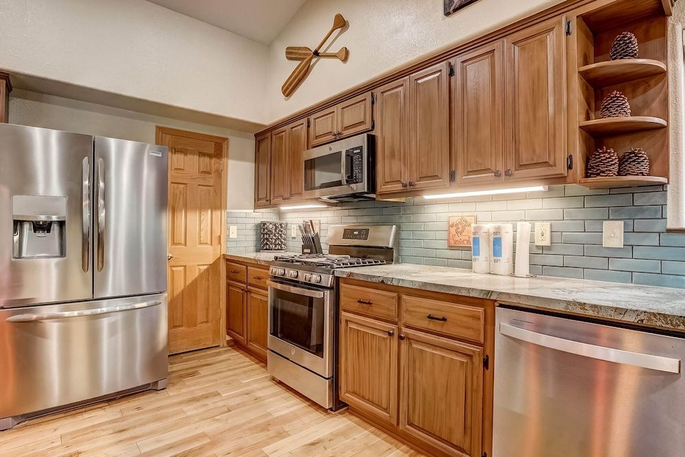 Nestled Pines Retreat Hot Tub, Pool Tahoe, Foosball, +more! House, Multiple Beds, Hot Tub, Mountain View (Nestled Pines Retreat) 16