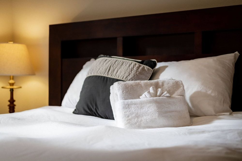 Nestled Pines Retreat Hot Tub, Pool Tahoe, Foosball, +more! House, Multiple Beds, Hot Tub, Mountain View (Nestled Pines Retreat) 6