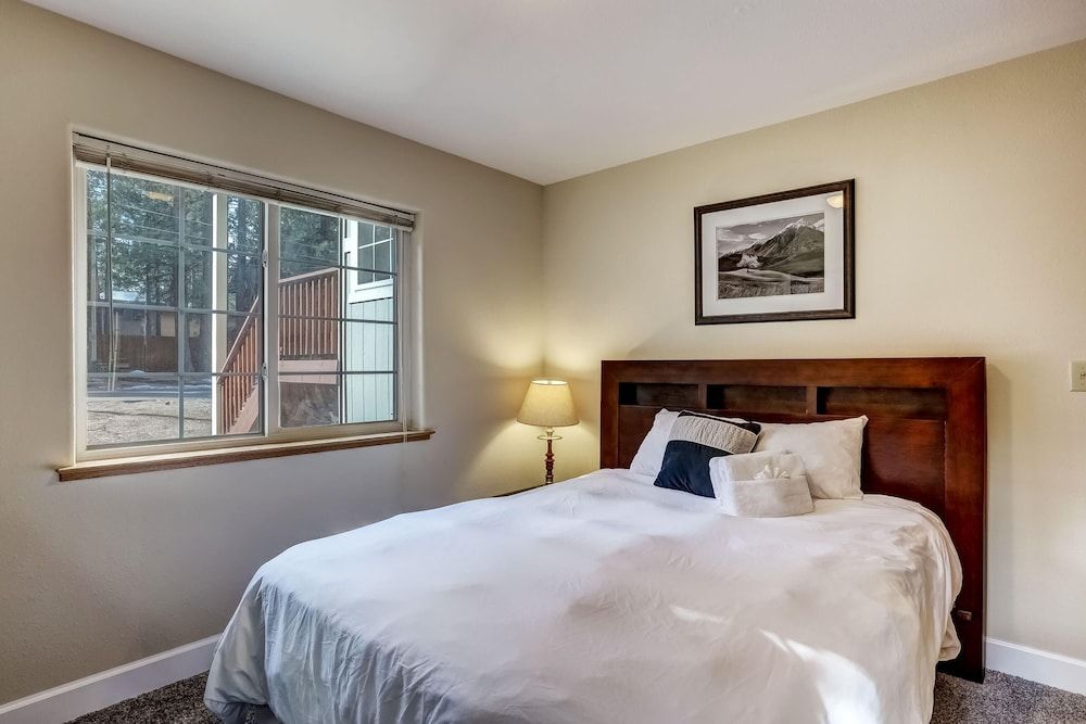 Nestled Pines Retreat Hot Tub, Pool Tahoe, Foosball, +more! House, Multiple Beds, Hot Tub, Mountain View (Nestled Pines Retreat) 3