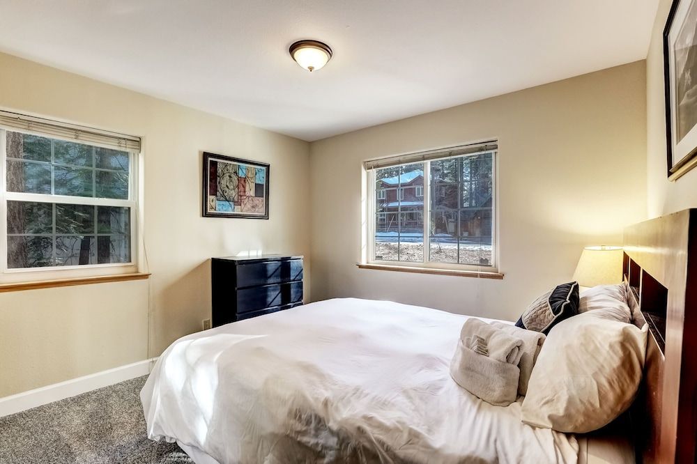 Nestled Pines Retreat Hot Tub, Pool Tahoe, Foosball, +more! House, Multiple Beds, Hot Tub, Mountain View (Nestled Pines Retreat) 9