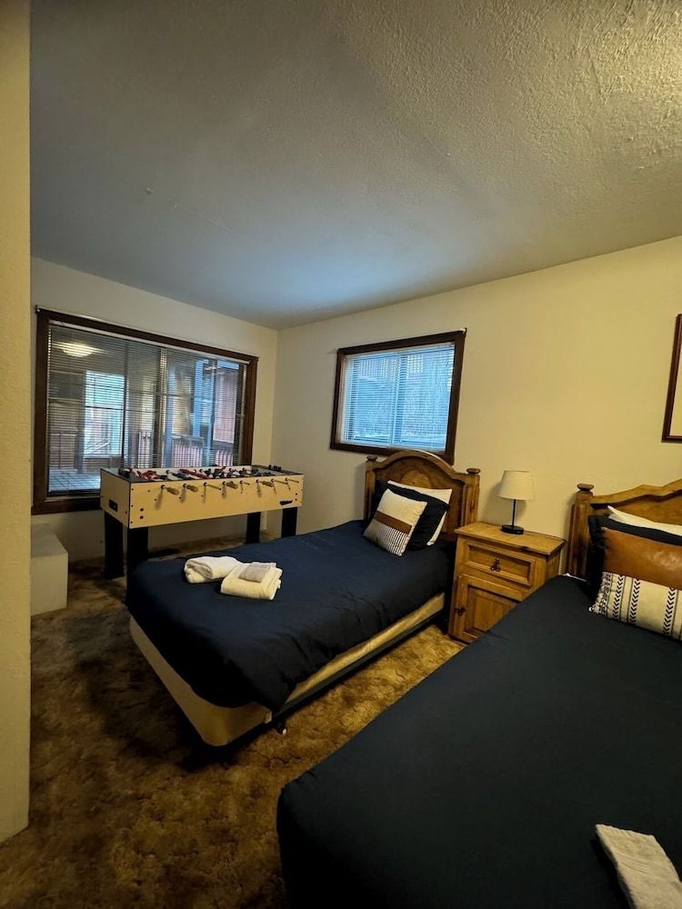 Bear Haus - Fur Babies Welcome! House, Multiple Beds, Balcony, Mountain View (Bear Haus) 4