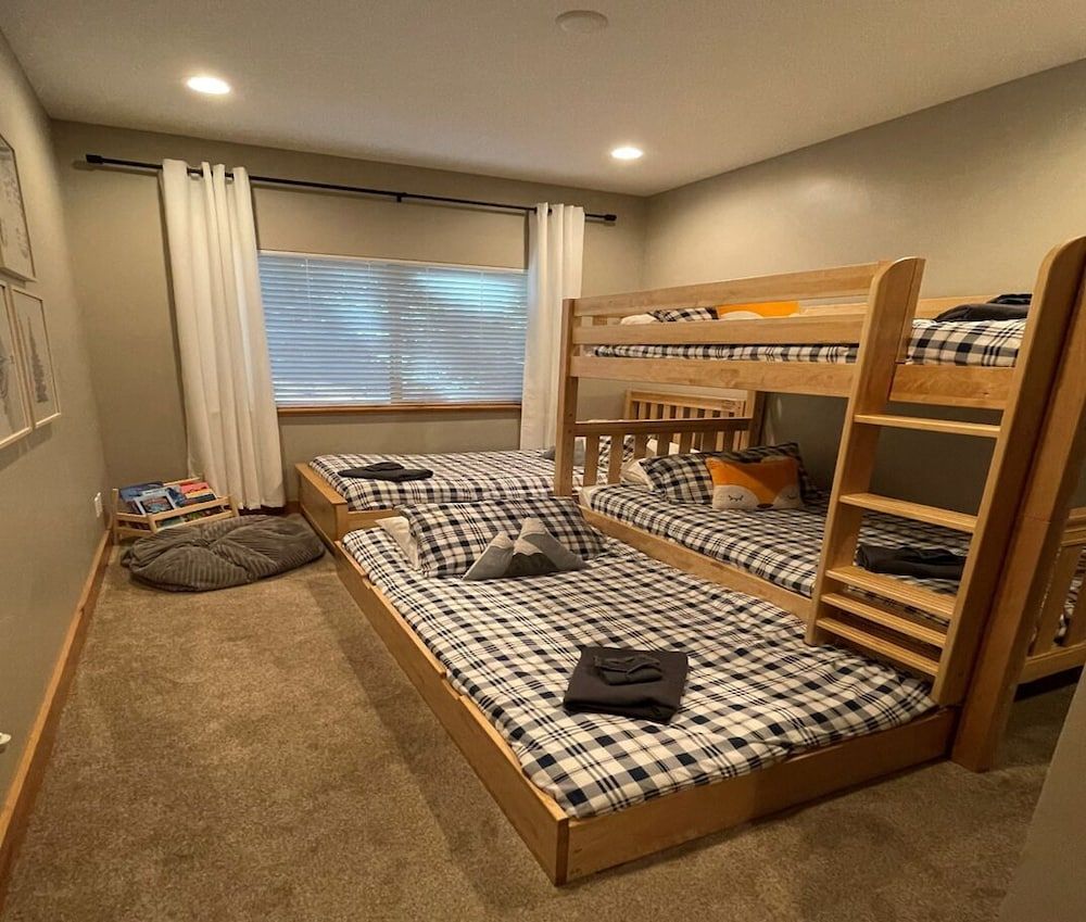 It's a Sierra State of Mind - Family Fun! House, Multiple Beds, Hot Tub, Mountain View (Sierra State of Mind) 7