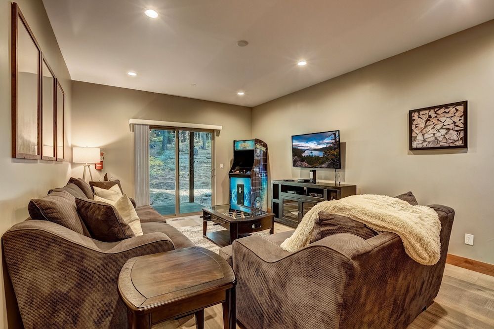 It's a Sierra State of Mind - Family Fun! House, Multiple Beds, Hot Tub, Mountain View (Sierra State of Mind) 22