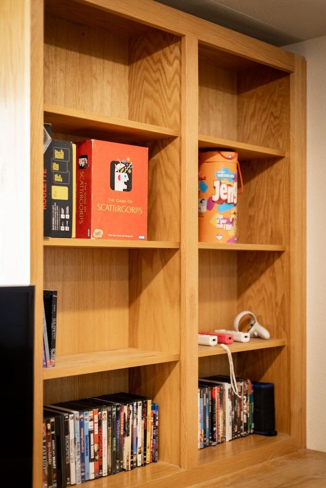 Montgomery Estates Bliss - Hot Tub, Pets, Family Fun! House, Multiple Beds, Hot Tub, Mountain View (Montgomery Estates Bliss) 16