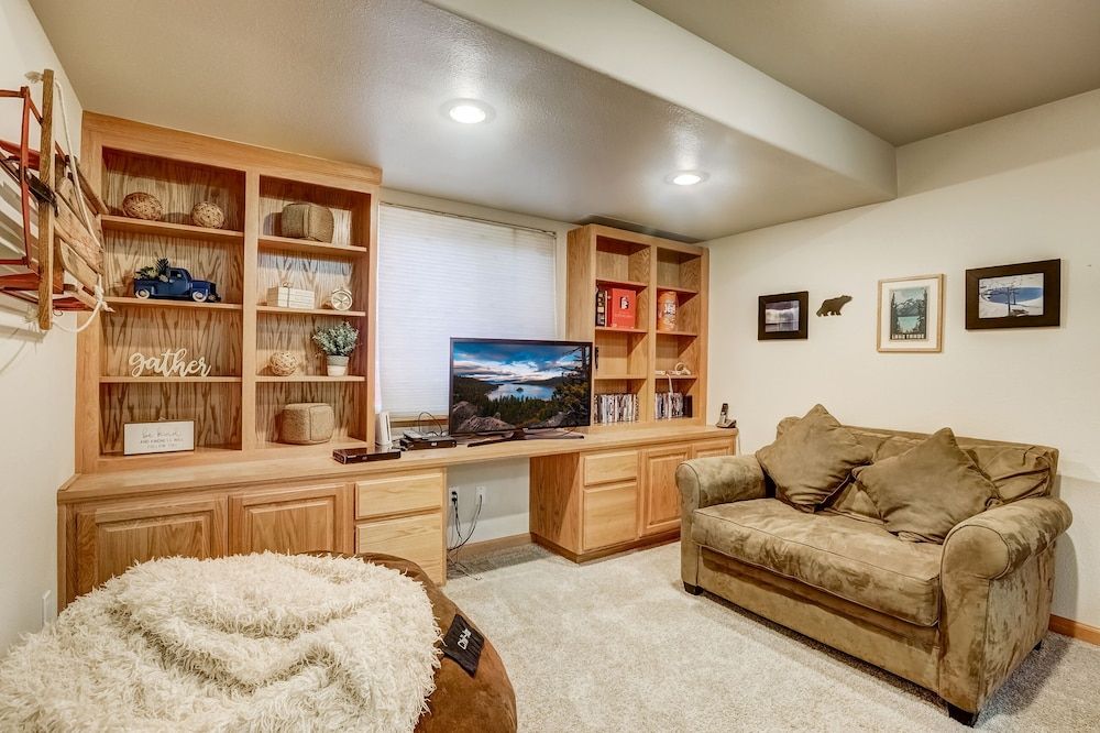 Montgomery Estates Bliss - Hot Tub, Pets, Family Fun! House, Multiple Beds, Hot Tub, Mountain View (Montgomery Estates Bliss) 15