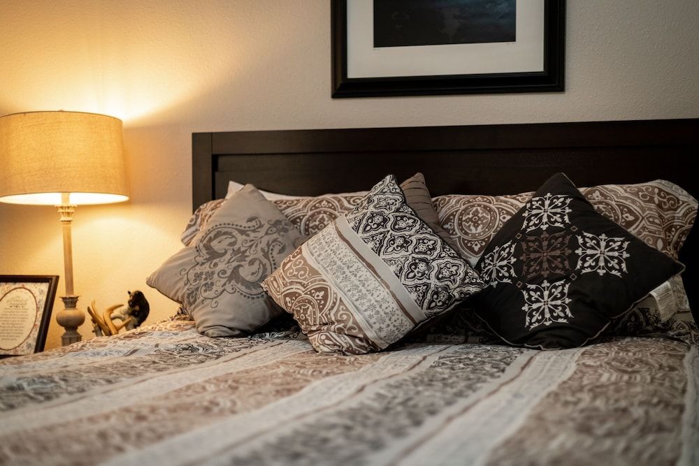 Montgomery Estates Bliss - Hot Tub, Pets, Family Fun! House, Multiple Beds, Hot Tub, Mountain View (Montgomery Estates Bliss) 7