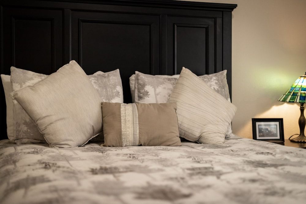 Montgomery Estates Bliss - Hot Tub, Pets, Family Fun! House, Multiple Beds, Hot Tub, Mountain View (Montgomery Estates Bliss) 4