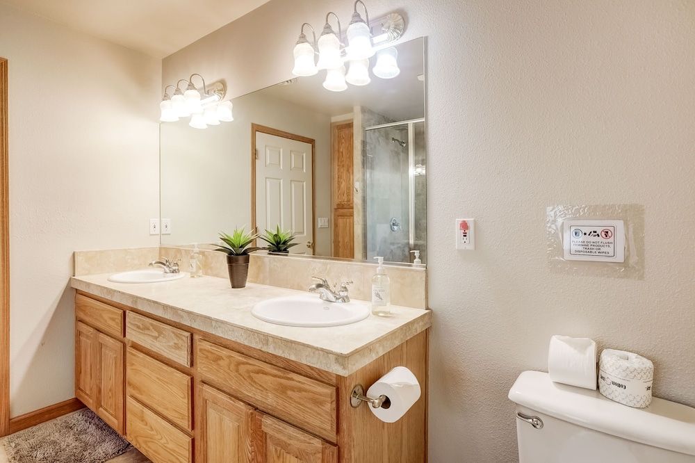 Montgomery Estates Bliss - Hot Tub, Pets, Family Fun! House, Multiple Beds, Hot Tub, Mountain View (Montgomery Estates Bliss) 11