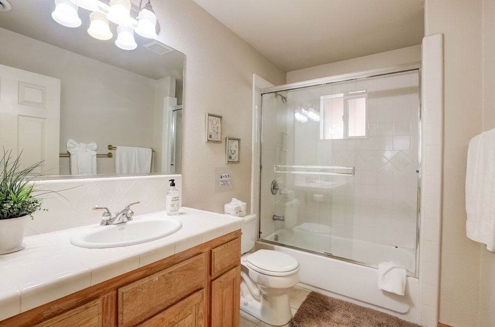 Montgomery Estates Bliss - Hot Tub, Pets, Family Fun! House, Multiple Beds, Hot Tub, Mountain View (Montgomery Estates Bliss) 12