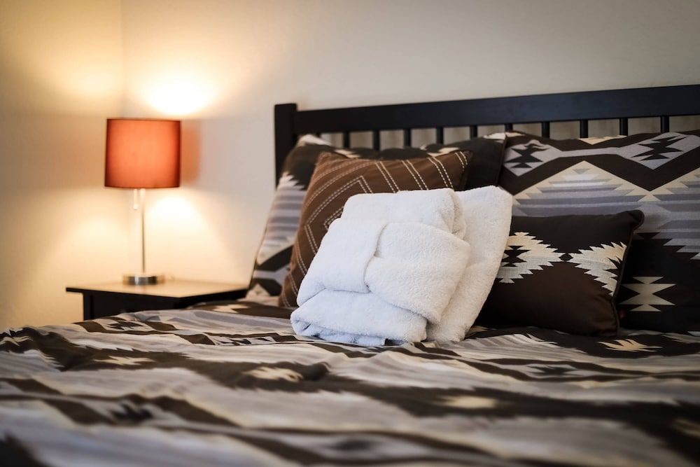 Paloma Place - 30+ Day Vacation Home House, Multiple Beds, Hot Tub, Mountain View (Paloma Place) 4