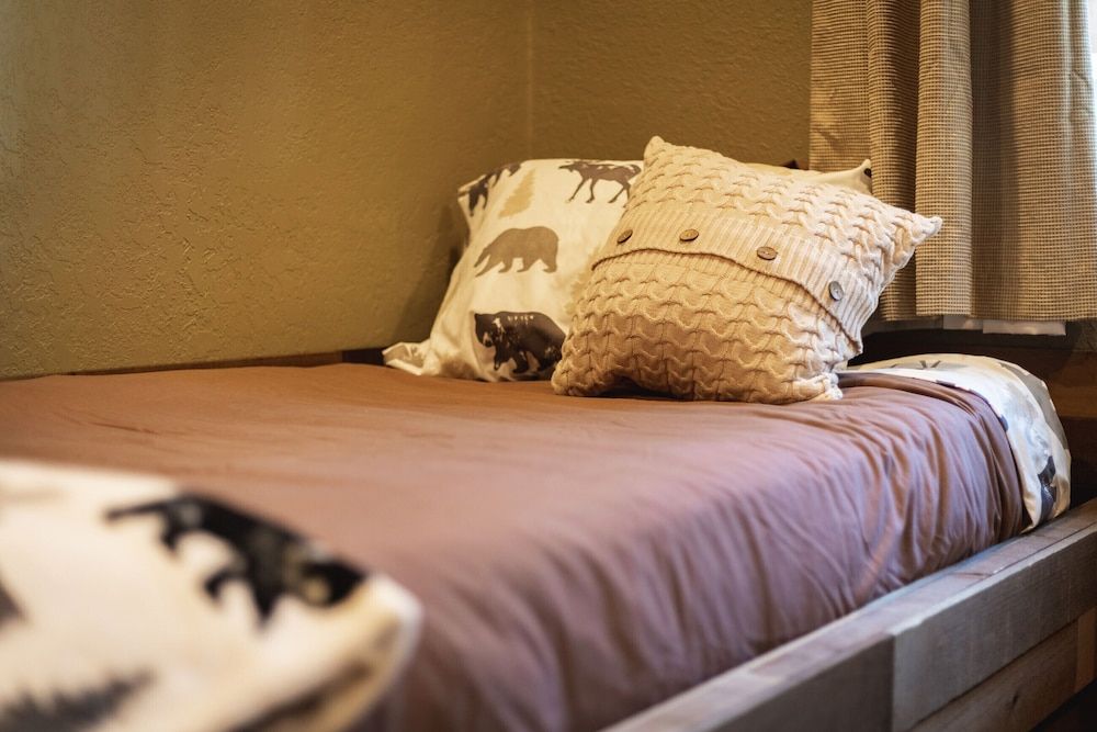 Willow's Hideaway - Pet Friendly Cozy Cabin! House, Multiple Beds, Patio, Mountain View (Willow's Hideaway) 5