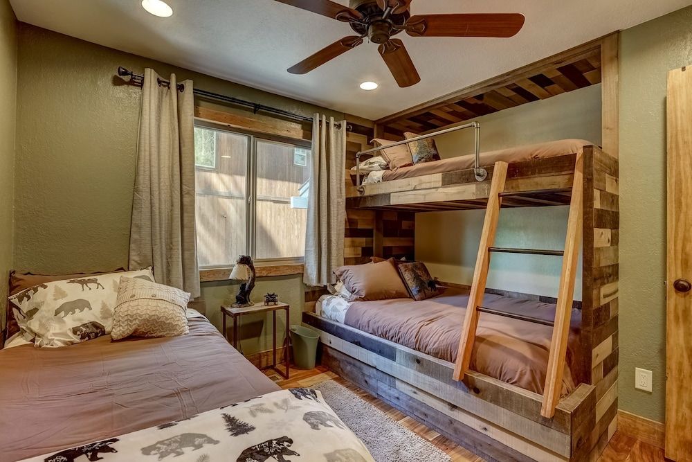 Willow's Hideaway - Pet Friendly Cozy Cabin! House, Multiple Beds, Patio, Mountain View (Willow's Hideaway) 10