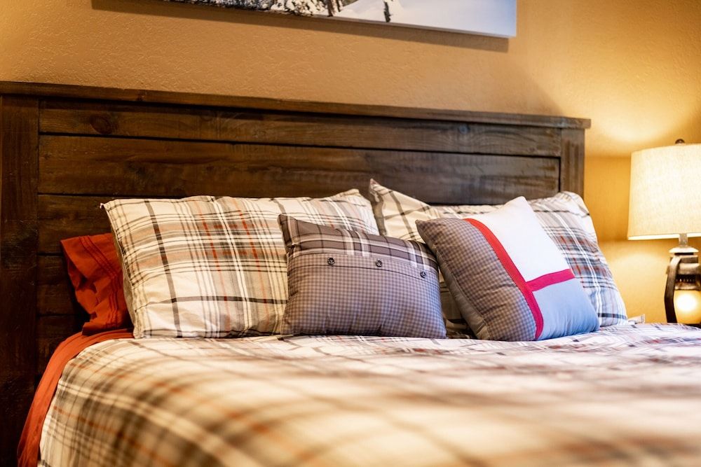 Willow's Hideaway - Pet Friendly Cozy Cabin! House, Multiple Beds, Patio, Mountain View (Willow's Hideaway) 8