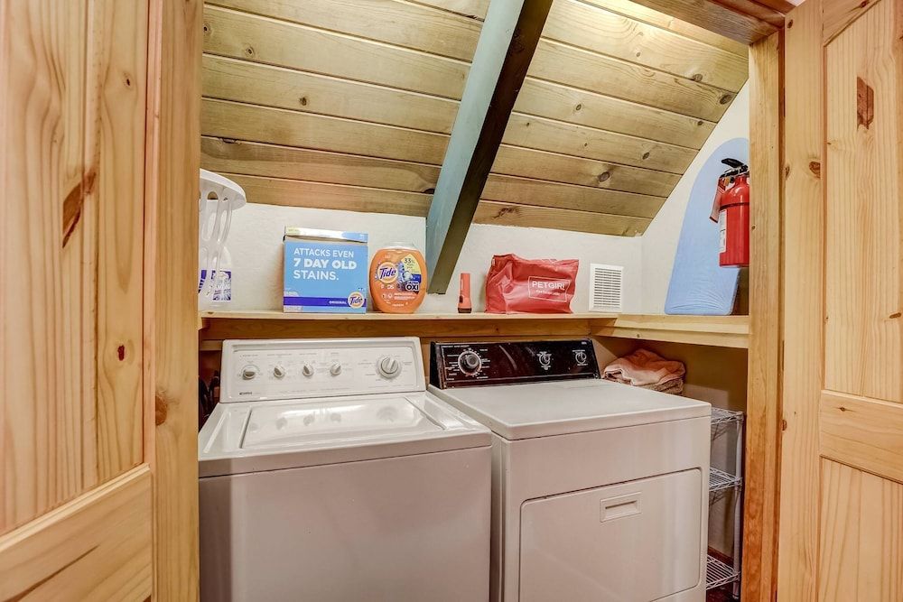 Bear Pause 4BR Large Deck & Balcony House, Multiple Beds, Patio, Mountain View (Bear Pause) 7