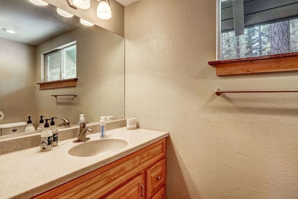 Bear Pause 4BR Large Deck & Balcony House, Multiple Beds, Patio, Mountain View (Bear Pause) 9