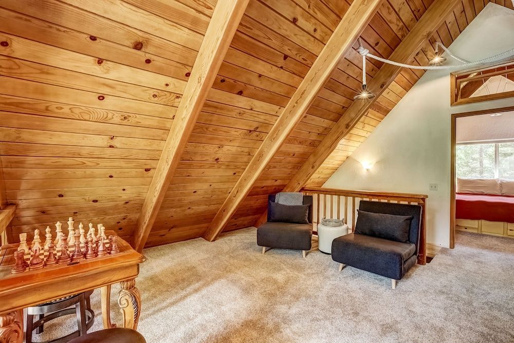 Rustic Haven - Hot tub & Pet Friendly House, Multiple Beds, Hot Tub, Mountain View (Rustic Haven) 12