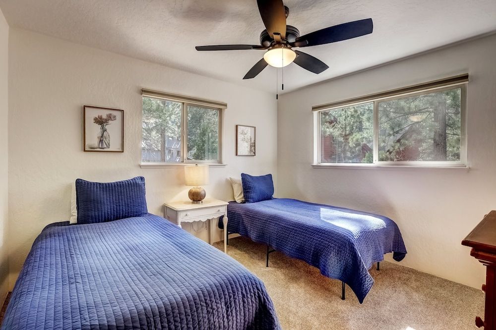 Rustic Haven - Hot tub & Pet Friendly House, Multiple Beds, Hot Tub, Mountain View (Rustic Haven) 2