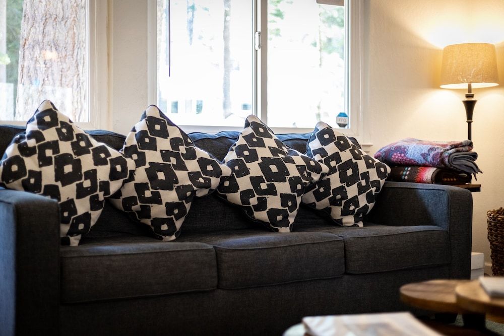 Coziness Cabin - Cute Little Cabin in the Tahoe Woods! Cabin, Multiple Beds, Fireplace, Mountain View (Coziness Cabin) 12