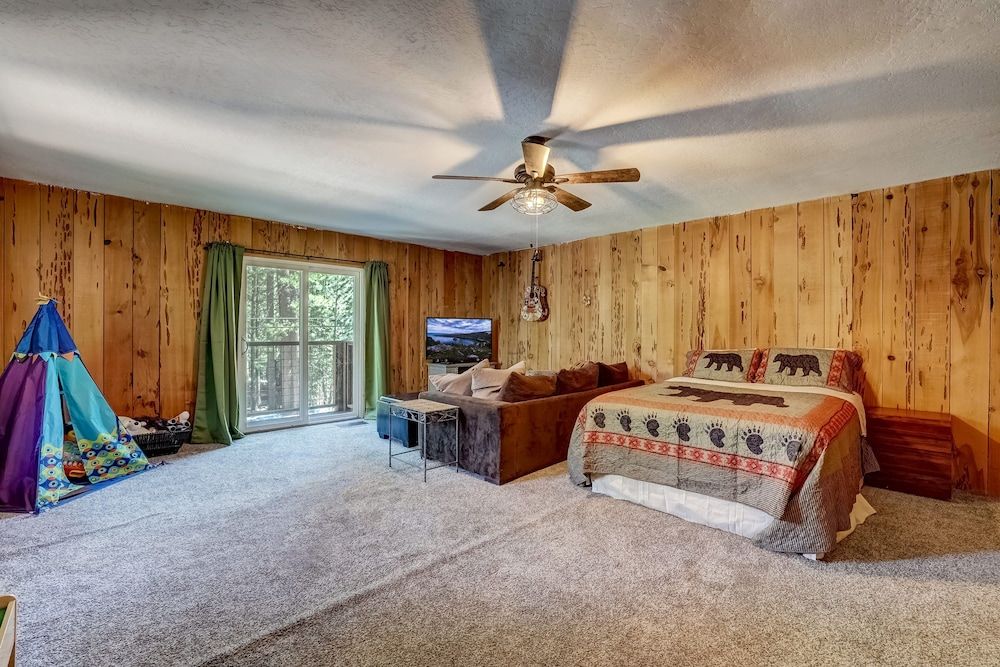 The Blue Lake House - Family fun Abound House, Multiple Beds, Hot Tub, Mountain View (Blue Lake House) 10