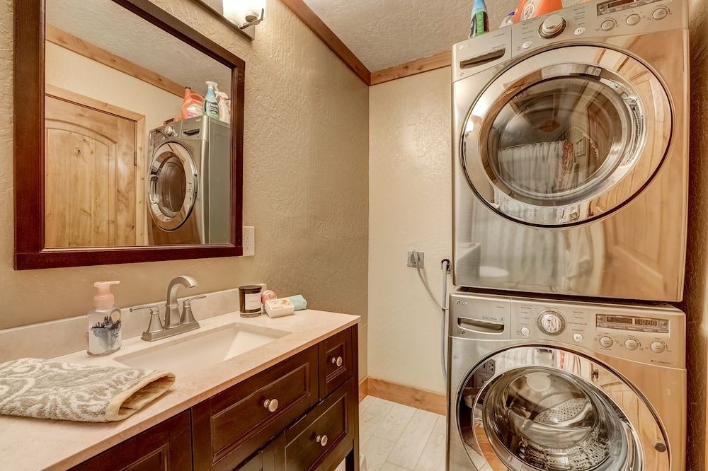 The Blue Lake House - Family fun Abound House, Multiple Beds, Hot Tub, Mountain View (Blue Lake House) 7