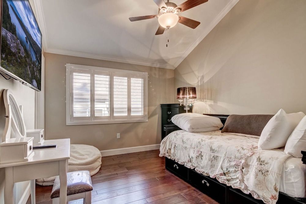 Tahoe Woods Heavenly - Walk to Beach & Gondola to Heavenly Ski Townhome, Multiple Beds, Balcony, Mountain View (Tahoe Woods Heavenly) 4