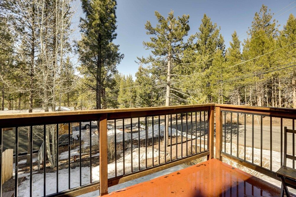undefined Cozy South Lake Tahoe Home ~ 6 Mi to Shore! 8