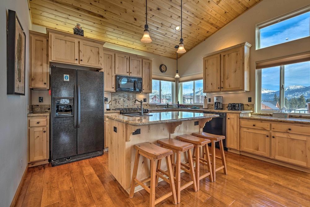 undefined South Lake Tahoe Retreat w/ Mountain-view Deck 4
