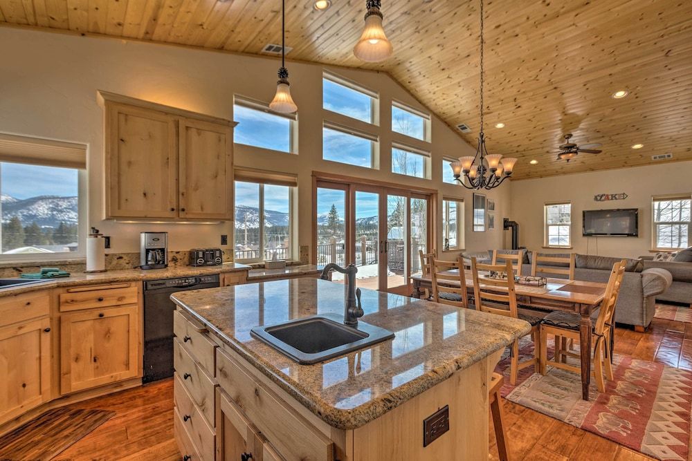 undefined South Lake Tahoe Retreat w/ Mountain-view Deck 3