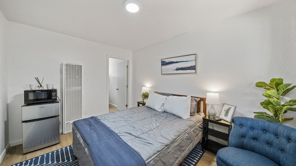 Standard Single Room, 1 Queen Bed