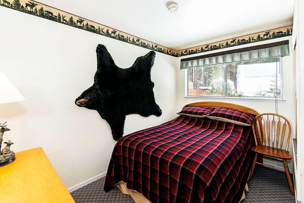 Cherry Hills Cabin - Sleeps 6, No Pets, Family Fun! House, Multiple Beds, Balcony, Mountain View (Cherry Hills Cabin) 5