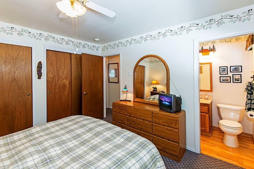 Cherry Hills Cabin - Sleeps 6, No Pets, Family Fun! House, Multiple Beds, Balcony, Mountain View (Cherry Hills Cabin) 3