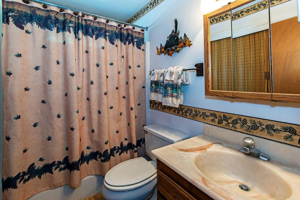 Cherry Hills Cabin - Sleeps 6, No Pets, Family Fun! House, Multiple Beds, Balcony, Mountain View (Cherry Hills Cabin) 10