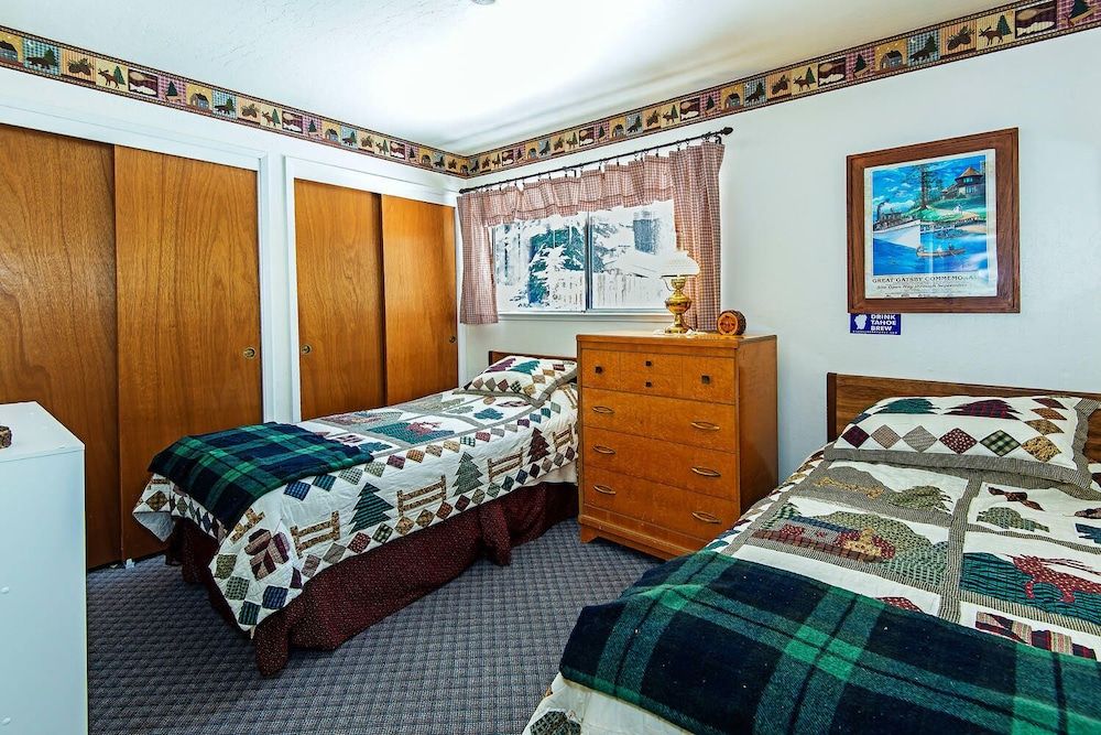 Cherry Hills Cabin - Sleeps 6, No Pets, Family Fun! House, Multiple Beds, Balcony, Mountain View (Cherry Hills Cabin) 2