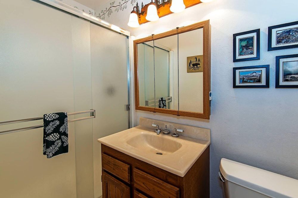 Cherry Hills Cabin - Sleeps 6, No Pets, Family Fun! House, Multiple Beds, Balcony, Mountain View (Cherry Hills Cabin) 11