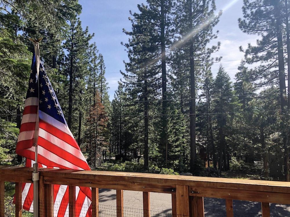 Cherry Hills Cabin - Sleeps 6, No Pets, Family Fun! House, Multiple Beds, Balcony, Mountain View (Cherry Hills Cabin) 7