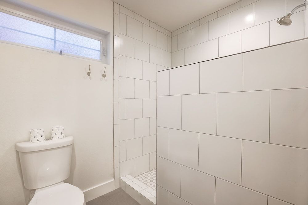 Amachen Cabin - Pet & Family Friendly - Woof Woof! House, Multiple Beds, Balcony, Mountain View (Amachen Cabin) 16