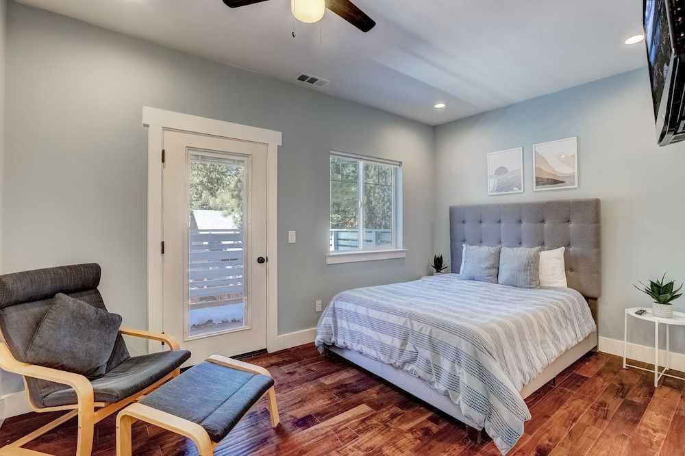 Amachen Cabin - Pet & Family Friendly - Woof Woof! House, Multiple Beds, Balcony, Mountain View (Amachen Cabin) 7