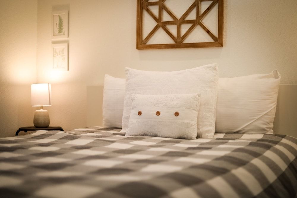 Amachen Cabin - Pet & Family Friendly - Woof Woof! House, Multiple Beds, Balcony, Mountain View (Amachen Cabin) 8