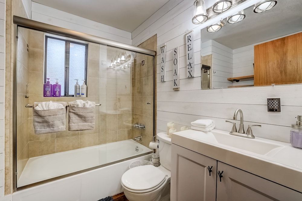 Whispering Pines Cabin - Family and pet Friendly Abode House, Multiple Beds, Patio, Mountain View (Whispering Pines Cabin) 13