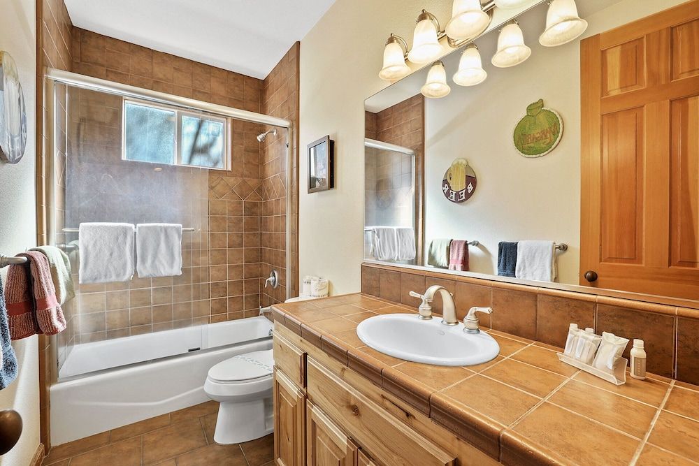 The Lodge on Oaxaco - Epic Man Cave / Billiard Room Cabin, Multiple Beds, Patio, Mountain View (The Lodge on Oaxaco) 11