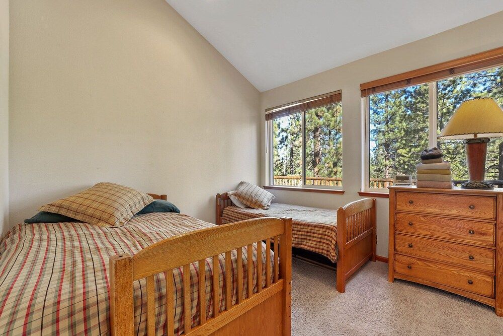 The Lodge on Oaxaco - Epic Man Cave / Billiard Room Cabin, Multiple Beds, Patio, Mountain View (The Lodge on Oaxaco) 4