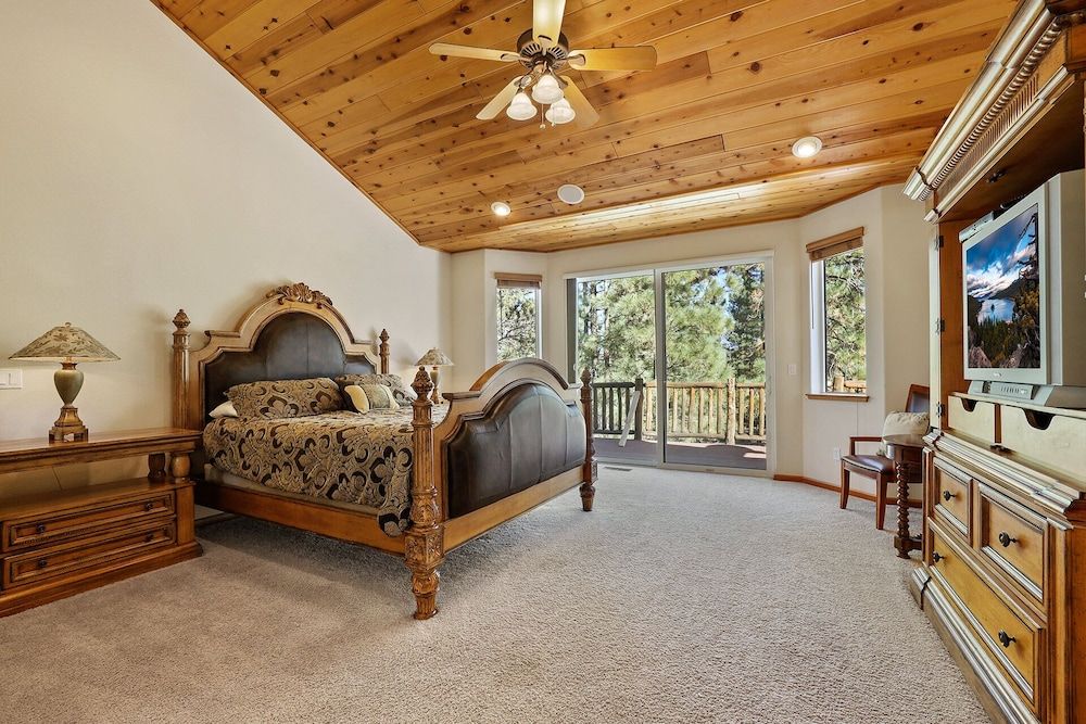 The Lodge on Oaxaco - Epic Man Cave / Billiard Room Cabin, Multiple Beds, Patio, Mountain View (The Lodge on Oaxaco) 3