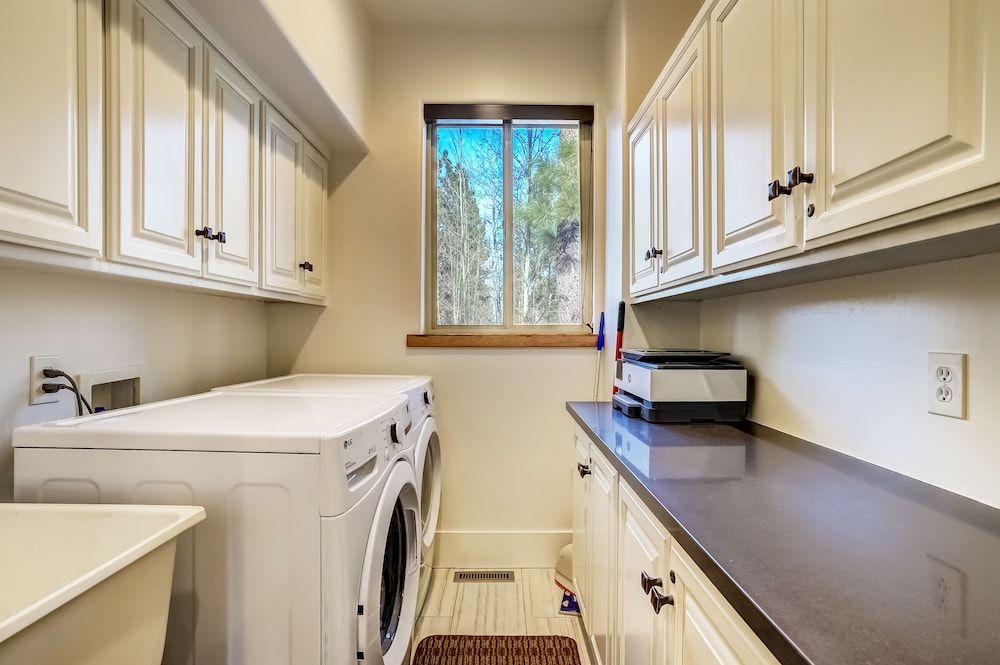 Luxe Mountain Chalet - Hot Tub, Man Cave, Foosball, Peloton House, Multiple Beds, Hot Tub, Mountain View (Luxe Mountain Chalet) 17