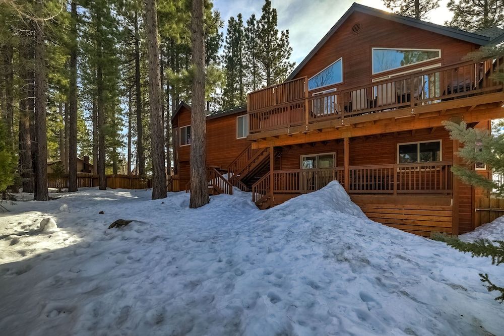 undefined Luxe Mountain Chalet - Hot Tub, Man Cave, Foosball, Peloton 4