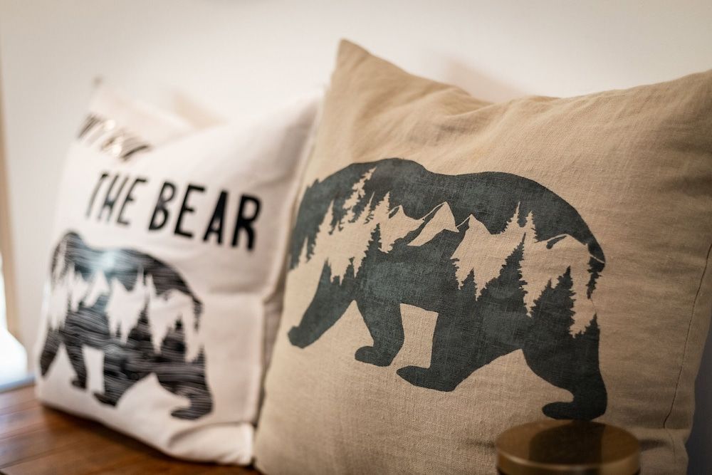 Luxe Mountain Chalet - Hot Tub, Man Cave, Foosball, Peloton House, Multiple Beds, Hot Tub, Mountain View (Luxe Mountain Chalet) 23