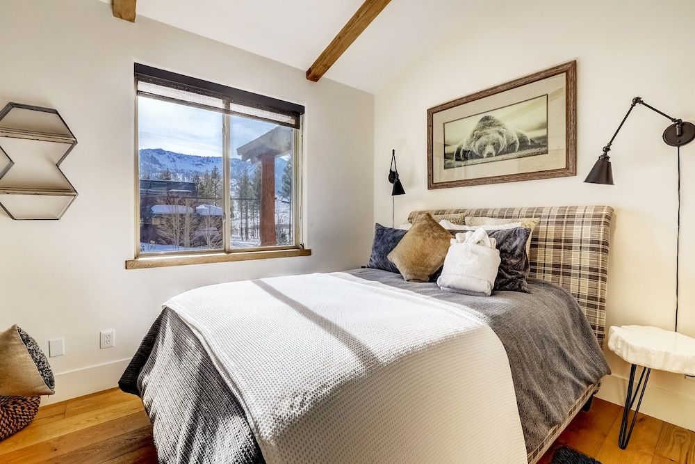 undefined Luxe Mountain Chalet - Hot Tub, Man Cave, Foosball, Peloton