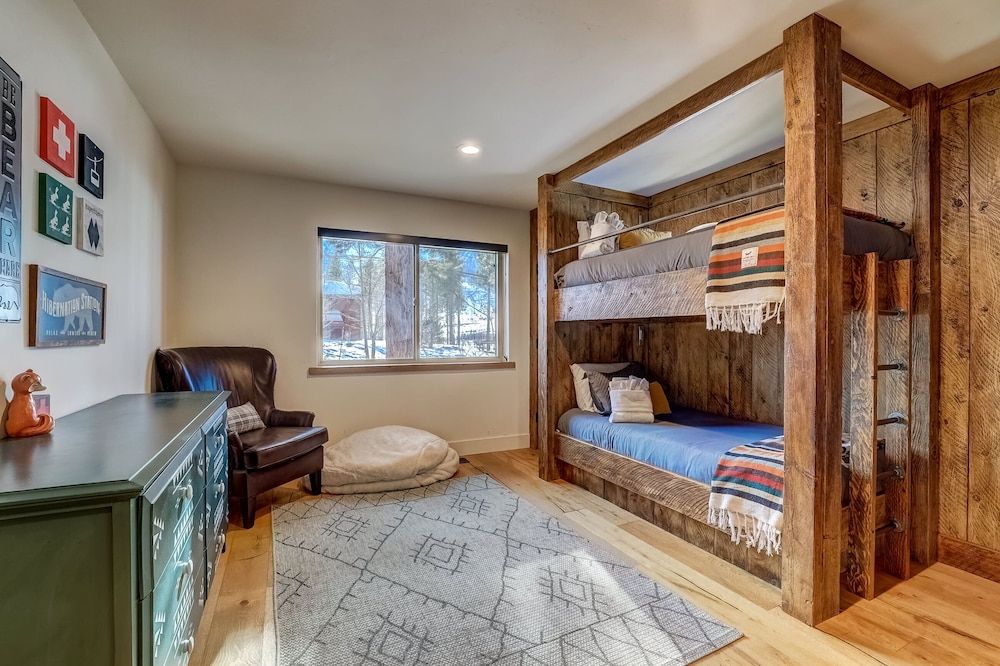 Luxe Mountain Chalet - Hot Tub, Man Cave, Foosball, Peloton House, Multiple Beds, Hot Tub, Mountain View (Luxe Mountain Chalet) 24